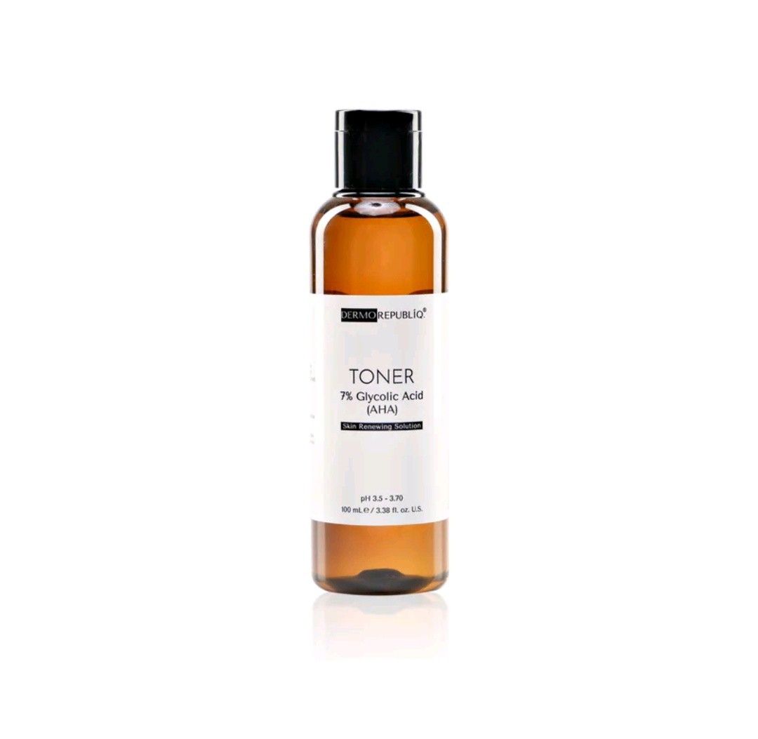 Dermo Republiq Toner & Serum Duo (Category: Face Care) located in Manila. Submitted by carisha_arizala (Listing ID 1422959688, Image 1). Description: Dermo Republiq Duo for exfoliation. This set includes a toner with 7% Glycolic Acid (AHA) and a serum with 5% Niacinamide + Hyaluronic Acid. The toner is 100ml/3.38 fl. oz. US, and the serum is 30 ml/1 fl. oz. US. This duo helps reduce hyperpigmentation, clarify, deeply exfoliate, and improve skin t
