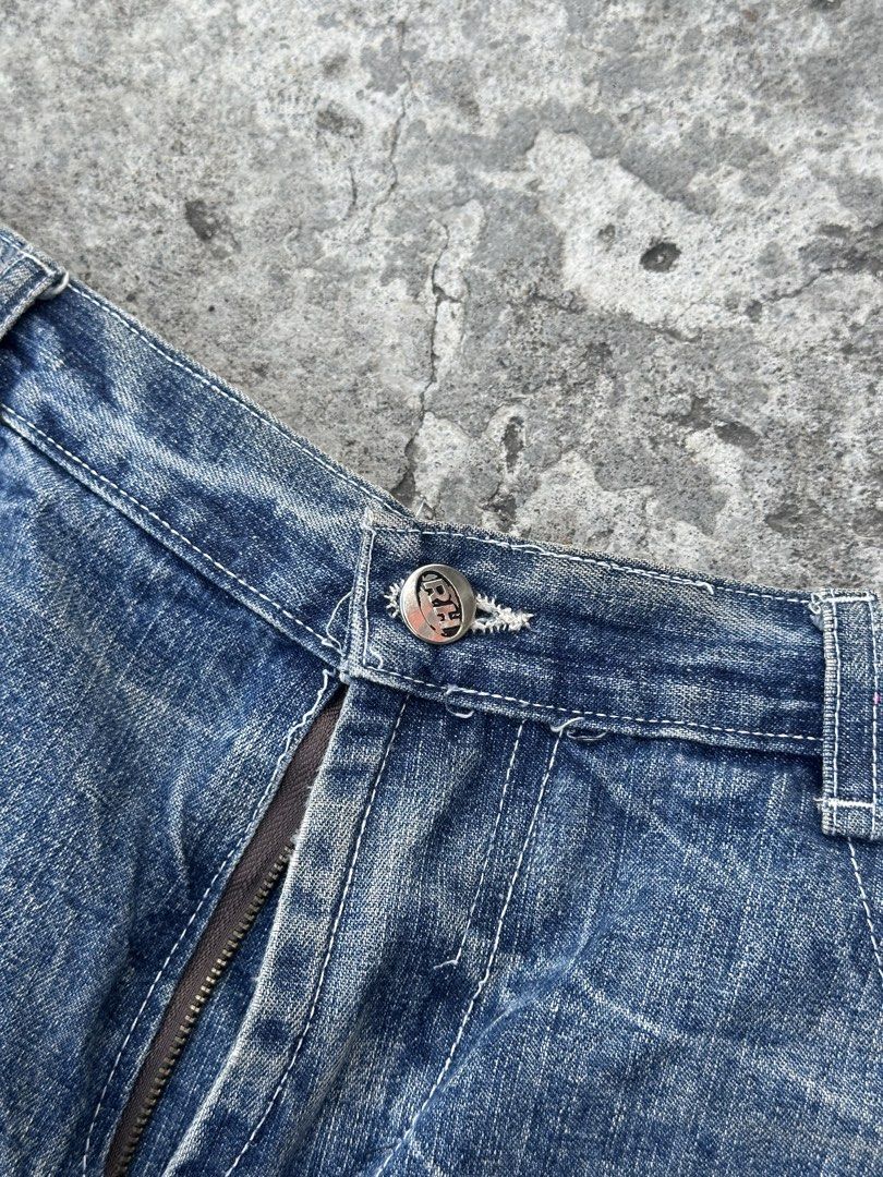 Embroidered Denim Jeans Size 31 (Category: Jeans) located in Bago City. Submitted by thekasproject (Listing ID 1423016177, Image 2). Description: - Size 31 denim jeans - Unique embroidered design on back pockets - Button and zipper closure - Distinctive textured pattern Check pics for issue Excellent condition 380 freeshipping nationwide .