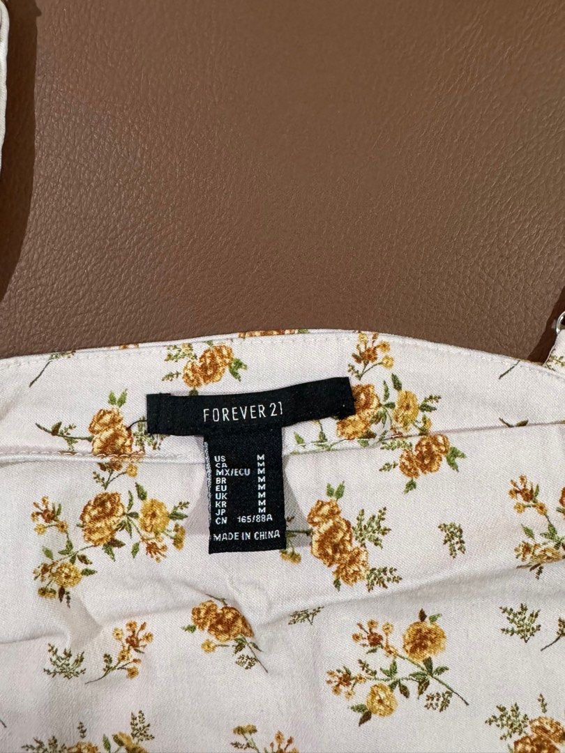Forever 21 Floral Crop Top - Size M (Category: Others Tops) located in Santa Rosa. Submitted by yasss23 (Listing ID 1423039729, Image 2). Description: - Forever 21 crop top - Floral pattern - Size: M - Adjustable straps - Made in China - Lightweight fabric - Great for warm weather.
