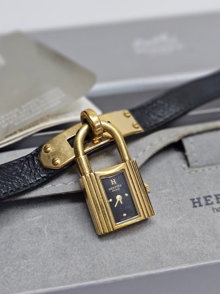 HERMÈS KELLY WATCH ✨⏱️ (Category: Luxury Watches) located in Mandaluyong City. Submitted by luxprelovedbagsparadise (Listing ID 1423072241, Image 2). Description: ✨ HERMÈS KELLY WATCH ✨ Elevate your style with this timeless luxury piece from Hermès — the iconic Kelly Watch, inspired by the legendary Kelly bag design. 🧡 Condition: Like new 📦 Status: On hand & ready to ship 💳 Payment: Open for layaway 🔐 100% authentic luxury timepiece Featuring