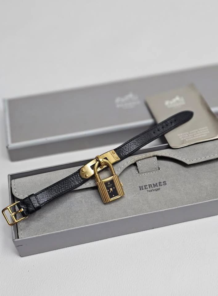 HERMÈS KELLY WATCH ✨⏱️ (Category: Luxury Watches) located in Mandaluyong City. Submitted by luxprelovedbagsparadise (Listing ID 1423072241, Image 1). Description: ✨ HERMÈS KELLY WATCH ✨ Elevate your style with this timeless luxury piece from Hermès — the iconic Kelly Watch, inspired by the legendary Kelly bag design. 🧡 Condition: Like new 📦 Status: On hand & ready to ship 💳 Payment: Open for layaway 🔐 100% authentic luxury timepiece Featuring