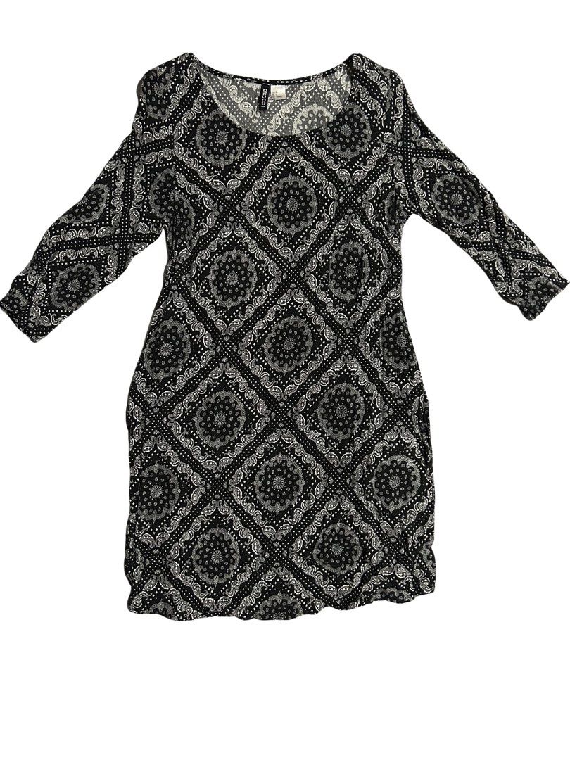 H&M Divided Black and White Dress (Category: Dresses) located in Muntinlupa City. Submitted by beeminees (Listing ID 1422905951, Image 1). Description: H&M Divided dress, size 6. Features a black and white geometric pattern, long sleeves, with side pockets and a scoop neckline..