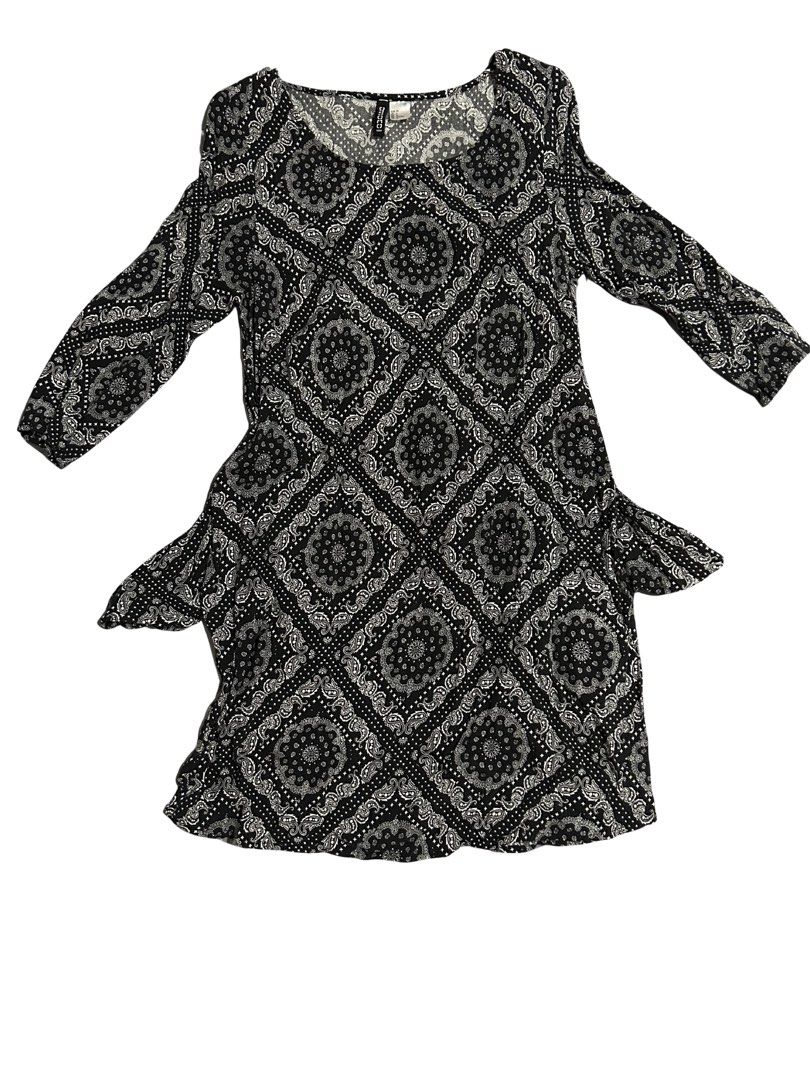 H&M Divided Black and White Dress (Category: Dresses) located in Muntinlupa City. Submitted by beeminees (Listing ID 1422905951, Image 2). Description: H&M Divided dress, size 6. Features a black and white geometric pattern, long sleeves, with side pockets and a scoop neckline..
