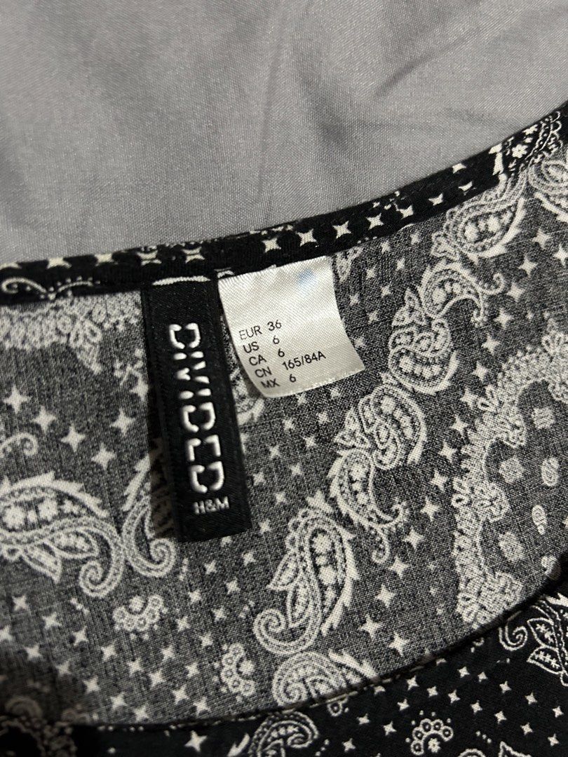 H&M Divided Black and White Dress (Category: Dresses) located in Muntinlupa City. Submitted by beeminees (Listing ID 1422905951, Image 3). Description: H&M Divided dress, size 6. Features a black and white geometric pattern, long sleeves, with side pockets and a scoop neckline..