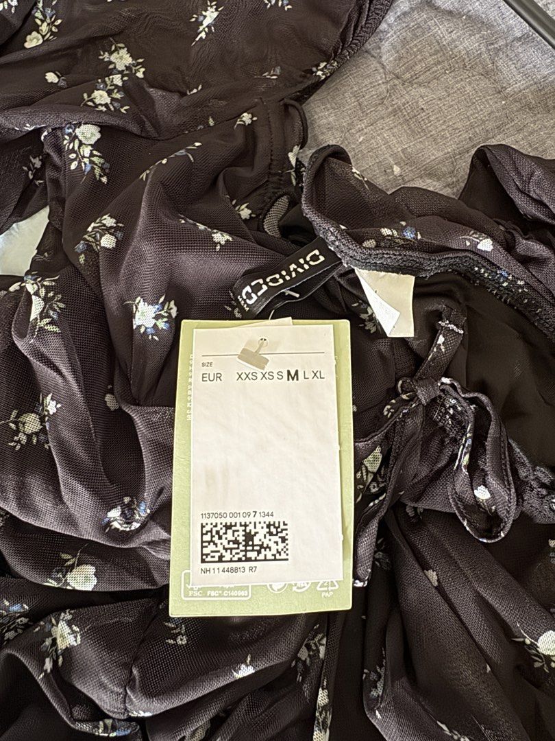 H&M Floral Ruched Dress (Category: Dresses) located in Quezon City. Submitted by crizm (Listing ID 1422945936, Image 2). Description: - Black mesh dress with floral print - Long sleeves - Ruched design - Square neckline with tie detail - Brandnew and Unused.