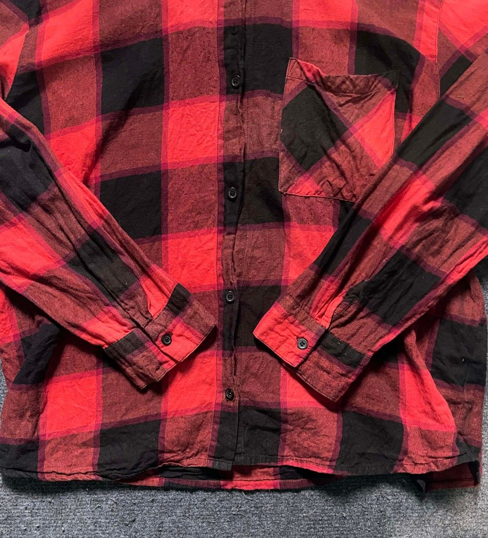 H&M Red and Black Plaid Shirt (Category: Shirts) located in Baguio. Submitted by kurt_7 (Listing ID 1423005303, Image 3). Description: - H&M plaid shirt - Classic red and black pattern - Collared neckline - Button-down closure - Single chest pocket - Long sleeves with buttoned cuffs - Made of woven fabric - Tag visible in photos No issue.