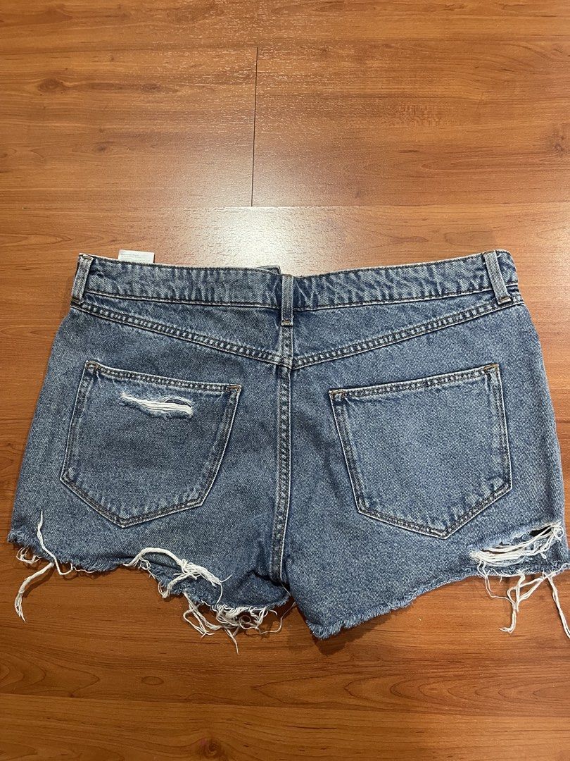 H&M Vintage Denim Shorts (Category: Shorts) located in Cainta. Submitted by engelerrrr (Listing ID 1422967019, Image 3). Description: - H&M vintage denim shorts - Regular waist - Distressed detailing and raw hem - Light blue wash - Size: EUR 42 / US 10 / MX 10 - Features: Two front pockets, two back pockets.