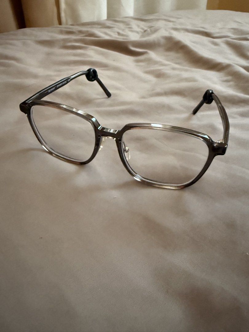 Jensen Wide Sunnies Studios (Category: Sunglasses & Eyewear) located in Subic. Submitted by haru.finds (Listing ID 1422961928, Image 1). Description: - Square frame eyeglasses - Gradient color frame - Includes black rubber ear grips - Clear lenses - Suitable for everyday wear.
