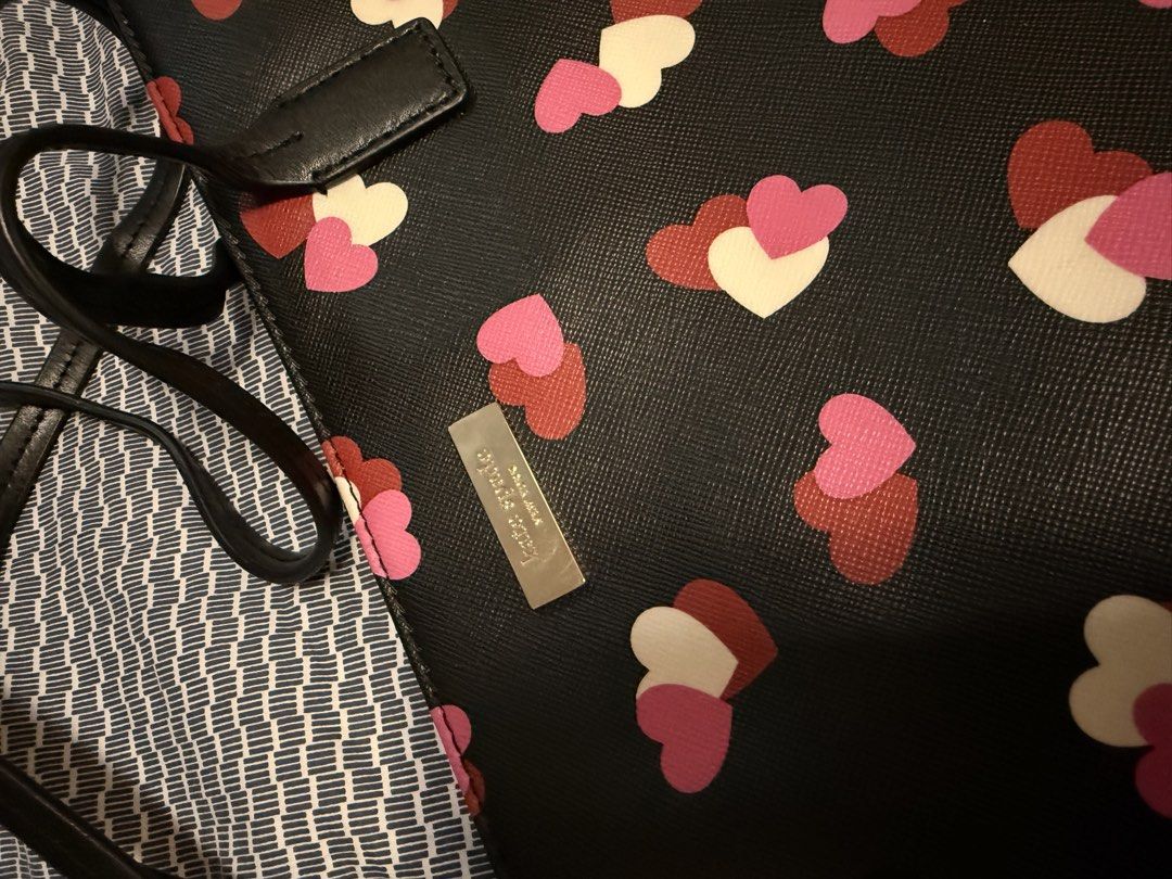 Kate Spade Heart Print Tote Bag (Category: Luxury Bags & Wallets) located in Calamba. Submitted by andyenzo (Listing ID 1423021210, Image 2). Description: - Kate Spade tote bag - Black exterior with heart print - Black handles - Spacious interior - Kate Spade logo inside - Spade pattern lining - Small Kate Spade metal tag Used once, sa US mismo binili ginamit lang sa airport pauwi ng pinas..