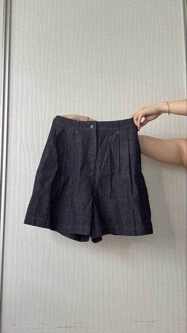 Love Bonito Denim Bermuda Shorts (Category: Shorts) located in Quezon City. Submitted by shoppingcl (Listing ID 1422956901, Image 2). Description: • Brand new, never been worn with tag • Size 25 • Retails for ₱2490 • Waist: 24-26 inches, Hips: 34-36 inches • Get the set for ₱2600.