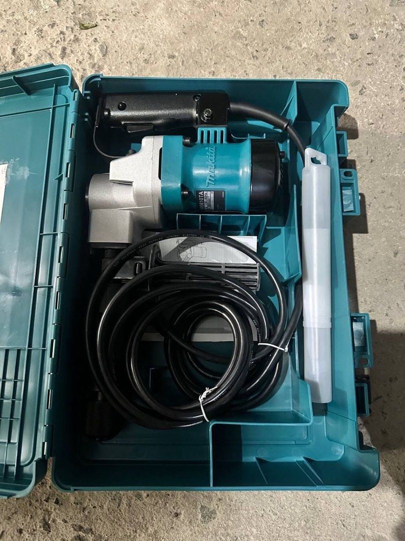 Makita chipping gun (Category: Construction Tools & Equipment) located in Manila. Submitted by joeyroque09 (Listing ID 1422998106, Image 1). Description: makita chipping gun.