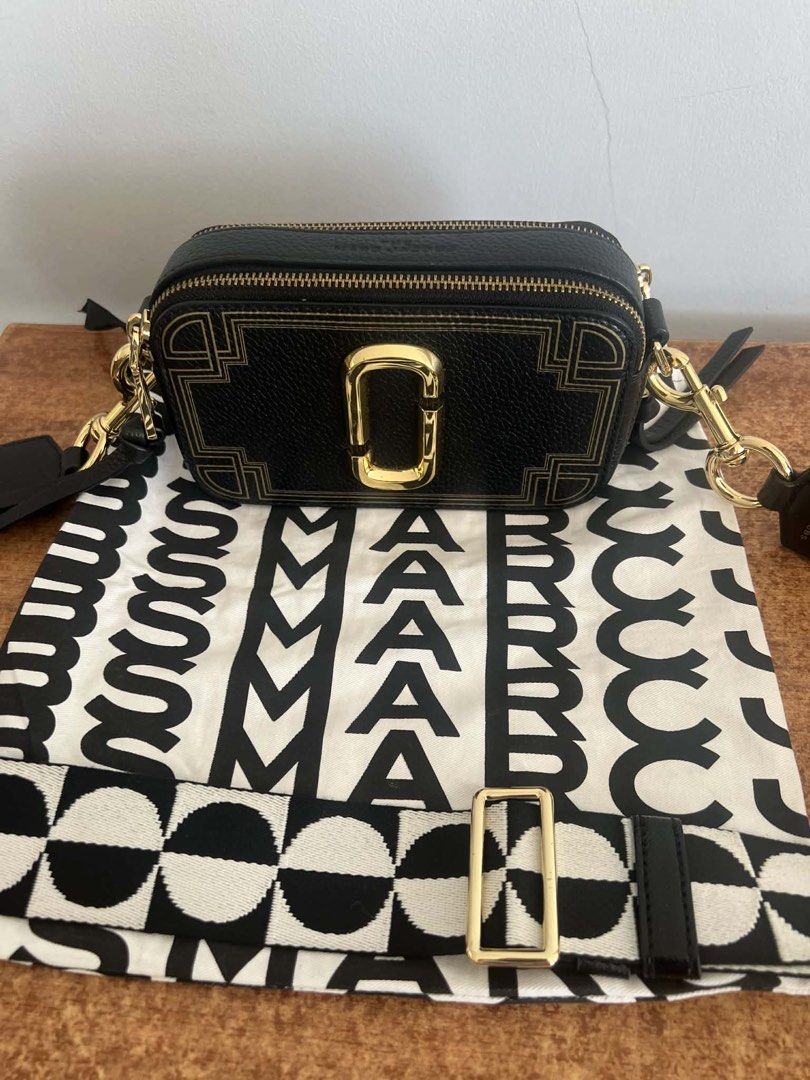 Marc Jacobs The Box Bag in Black all leather complete (Category: Luxury Bags & Wallets) located in Talisay. Submitted by secondsbyvan (Listing ID 1423008787, Image 1). Description: - Authentic Marc Jacobs The Box Bag - Color: Black - Gold-tone hardware - Detachable and adjustable crossbody strap - Features two compartments with zipper closures - Exterior: Textured leather - Includes dust bag - Includes authentication certificate.