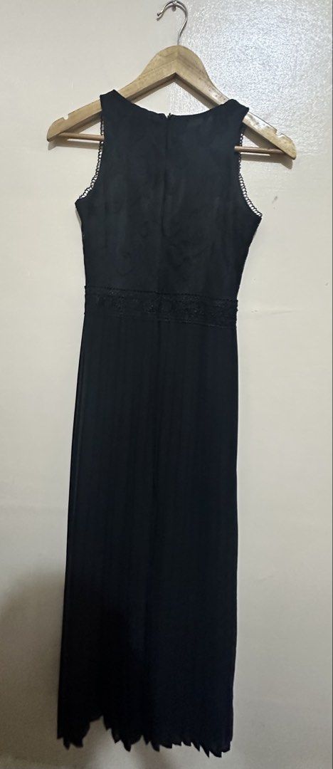 MAV STUDIO Black Sleeveless Dress (Category: Dresses) located in Pasay City. Submitted by jowannabe (Listing ID 1422905480, Image 2). Description: Elegant black sleeveless dress from MAV STUDIO. Features a detailed lace design on the bodice and waist. The dress has a pleated skirt and a scalloped hemline. It has a zipper closure at the back. Perfect for special occasions. Used only once..