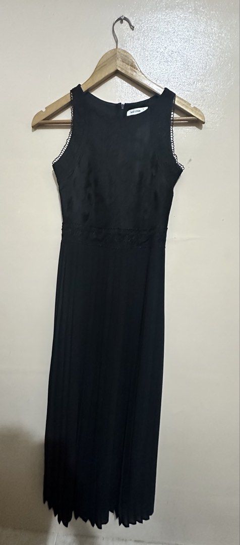 MAV STUDIO Black Sleeveless Dress (Category: Dresses) located in Pasay City. Submitted by jowannabe (Listing ID 1422905480, Image 1). Description: Elegant black sleeveless dress from MAV STUDIO. Features a detailed lace design on the bodice and waist. The dress has a pleated skirt and a scalloped hemline. It has a zipper closure at the back. Perfect for special occasions. Used only once..