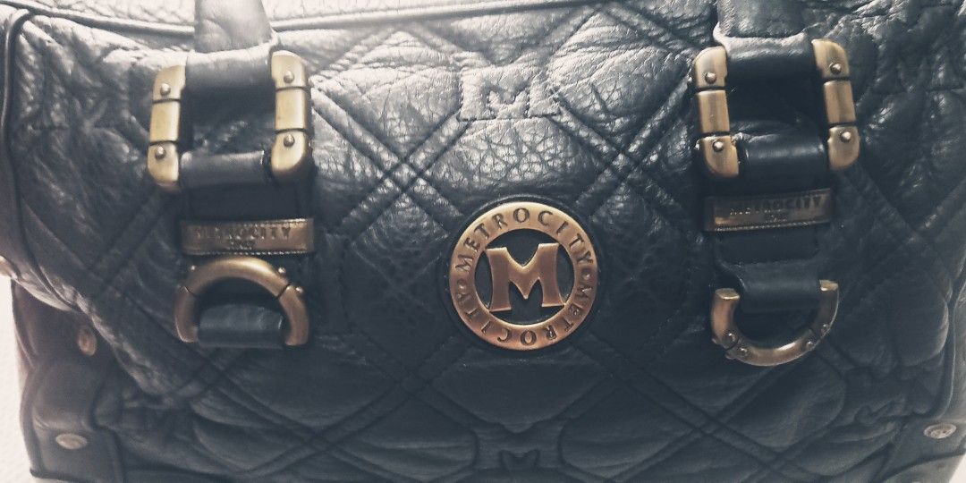 Metrocity vintage boston bag (Category: Luxury Bags & Wallets) located in Marikina City. Submitted by racoon143 (Listing ID 1422933539, Image 2). Description: preloved no issue.