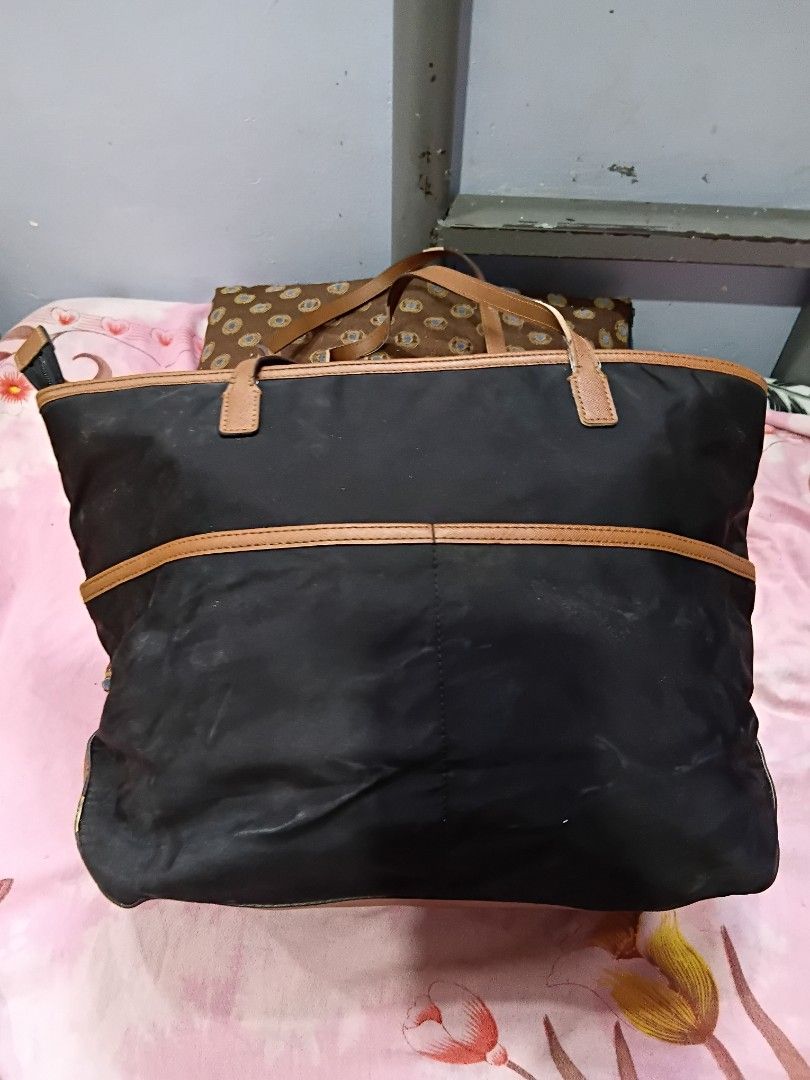 MIKHAEL KORS SHOULDER BAG (Category: Luxury Bags & Wallets) located in General Mariano Alvarez. Submitted by missyukay (Listing ID 1422937416, Image 2). Description: MIKHAEL KORS SHOULDER BAG SIGN OF USAGE LOC. GMA, CAVITE P400.