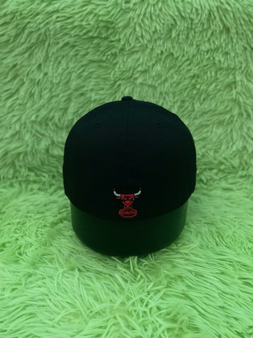 New Era Chicago Bulls 59FIFTY Cap (Category: Caps & Hats) located in Makati City. Submitted by cap_garden (Listing ID 1422948328, Image 3). Description: Brand : New Era 59fifty Style : Fitted Color : Black Materials : Wool Size : 7 1/2 Price : ₱1,600 Condition : Excellent Issue : None Location: Bel Air Makati Mop: Gcash Only (NO COD / COP) Shipping: LBC / J&T / Lalamove No Return / No Exchange.