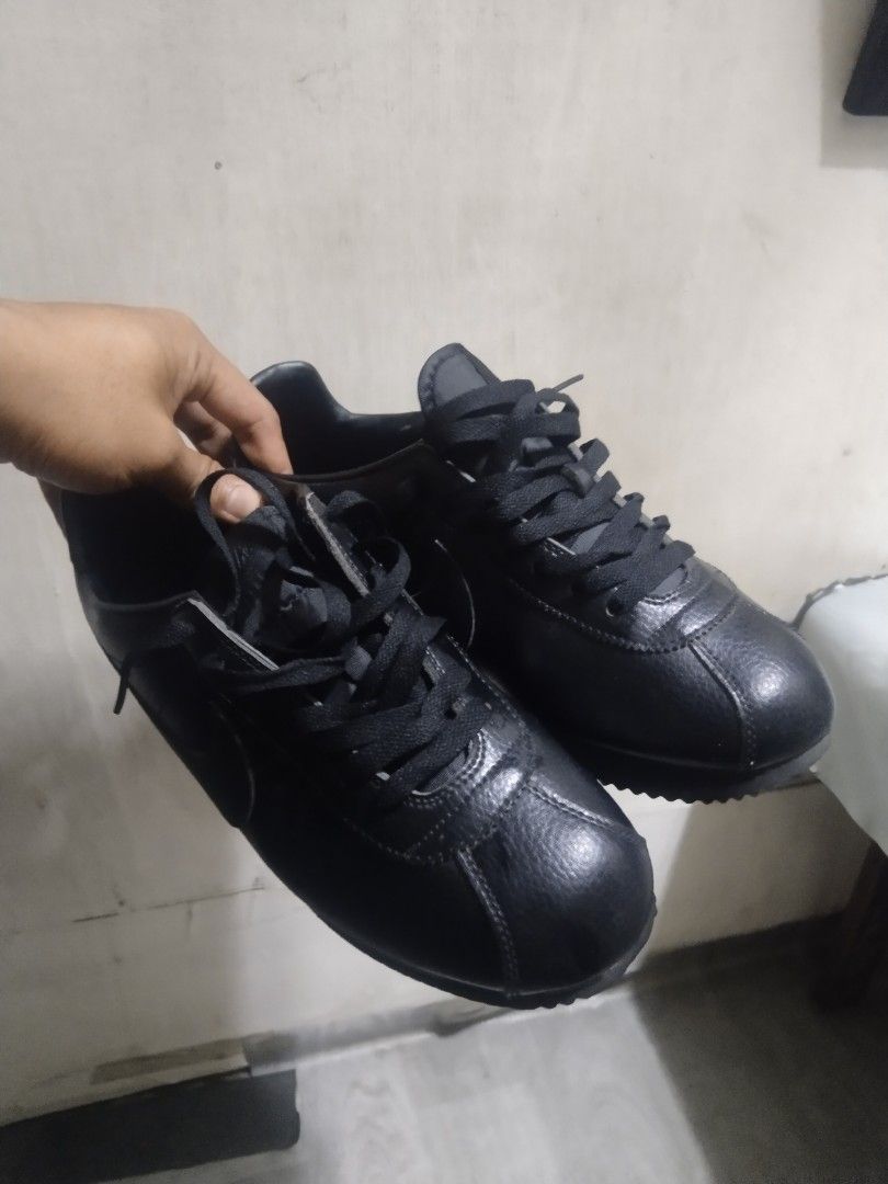 Nike Cortez Black Leather Sneakers (Category: Casual Shoes) located in Paranaque City. Submitted by jayson193 (Listing ID 1423001176, Image 2). Description: Classic Nike Cortez sneakers in black leather. Features the iconic Nike swoosh on the side. The soles have a textured pattern for grip. The overall design is sleek and suitable for everyday wear..