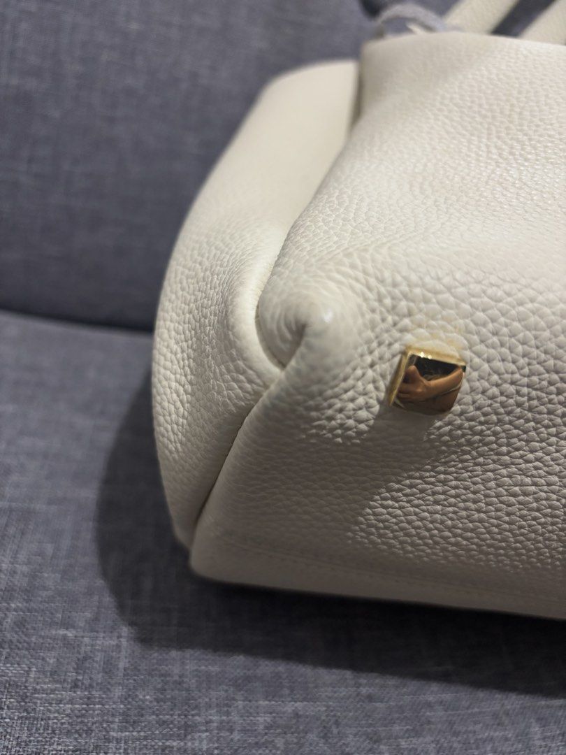 Par Leather Pia bag in Mushroom (Category: Tote Bags) located in Makati City. Submitted by mailugh (Listing ID 1422920251, Image 2). Description: Barely used No discoloration or issues Minor scuff which comes with use and is not noticeable Genuine leather Retails for 9,100 PHP I believe this color is not sold anymore Last price posted :) RFS: Decluttering Can do meetups in Makati CBD on weekends Shipping care of buyer: Grab/Lalamove MOP: GCash, U
