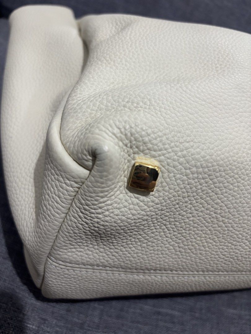 Par Leather Pia bag in Mushroom (Category: Tote Bags) located in Makati City. Submitted by mailugh (Listing ID 1422920251, Image 3). Description: Barely used No discoloration or issues Minor scuff which comes with use and is not noticeable Genuine leather Retails for 9,100 PHP I believe this color is not sold anymore Last price posted :) RFS: Decluttering Can do meetups in Makati CBD on weekends Shipping care of buyer: Grab/Lalamove MOP: GCash, U
