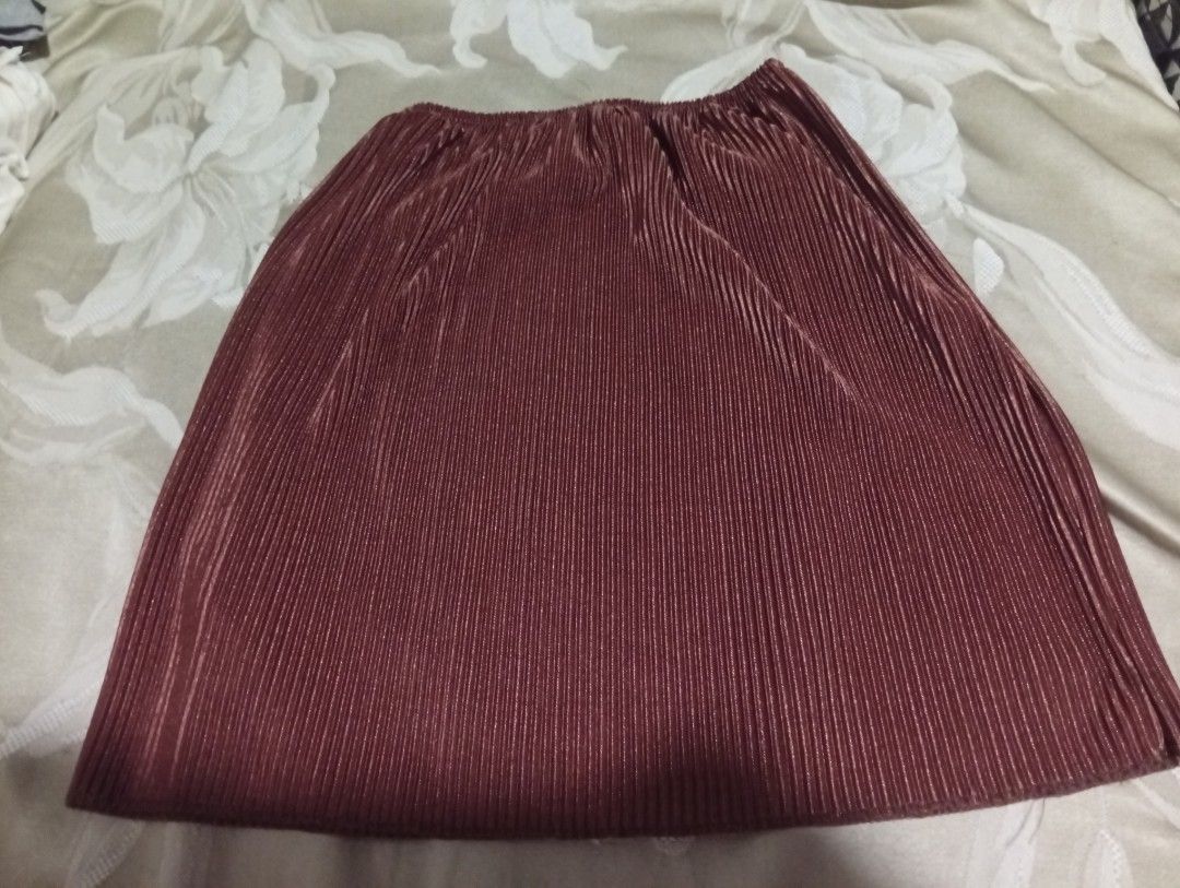 Pleated tube (Category: Skirts) located in Manila. Submitted by kaye18bee (Listing ID 1423036628, Image 2). Description: - Neutral color pleated tube - Elastic waistband - Flowy A-line silhouette - Suitable for casual wear - Subtle sheen fabric.