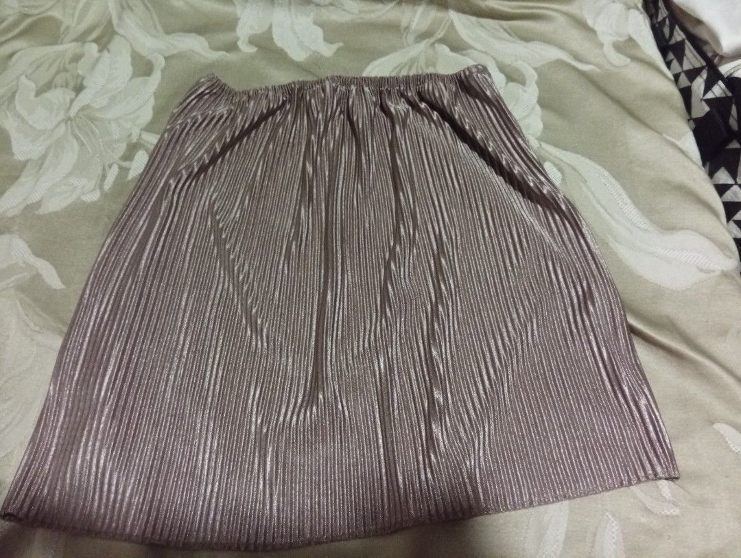 Pleated tube (Category: Skirts) located in Manila. Submitted by kaye18bee (Listing ID 1423036628, Image 1). Description: - Neutral color pleated tube - Elastic waistband - Flowy A-line silhouette - Suitable for casual wear - Subtle sheen fabric.