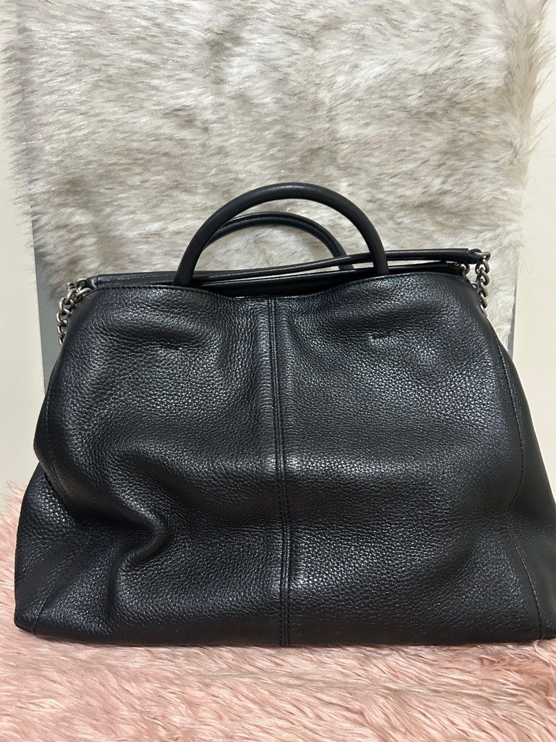 Rouge and Lounge Bag (Category: Luxury Bags & Wallets) located in Quezon City. Submitted by heycathiee (Listing ID 1422919720, Image 2). Description: Rouge and Lounge • normal signs of used only • with zipper compartment s middle • no rubs; gun metal hardwares (gnyan tlg hardware n rouge & lounge ha😉) • can be worn as handbag & shoulder bag In cm : L .
