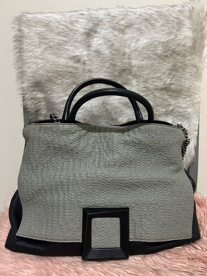 Rouge and Lounge Bag (Category: Luxury Bags & Wallets) located in Quezon City. Submitted by heycathiee (Listing ID 1422919720, Image 1). Description: Rouge and Lounge • normal signs of used only • with zipper compartment s middle • no rubs; gun metal hardwares (gnyan tlg hardware n rouge & lounge ha😉) • can be worn as handbag & shoulder bag In cm : L .