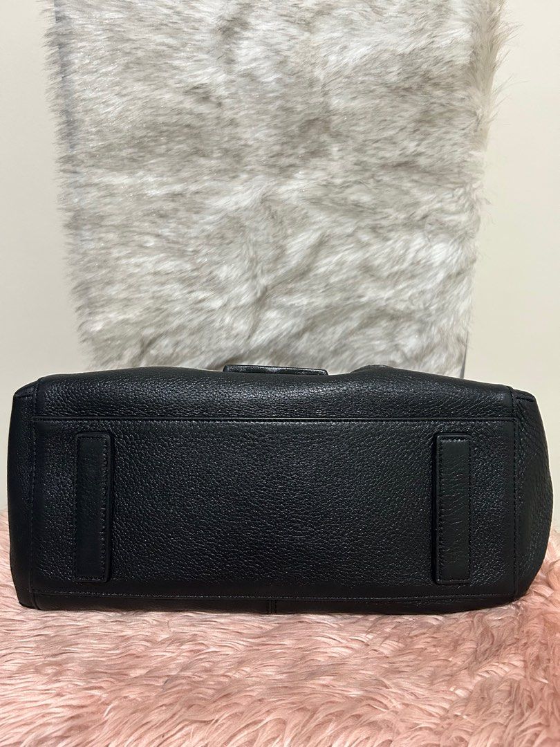 Rouge and Lounge Bag (Category: Luxury Bags & Wallets) located in Quezon City. Submitted by heycathiee (Listing ID 1422919720, Image 3). Description: Rouge and Lounge • normal signs of used only • with zipper compartment s middle • no rubs; gun metal hardwares (gnyan tlg hardware n rouge & lounge ha😉) • can be worn as handbag & shoulder bag In cm : L .