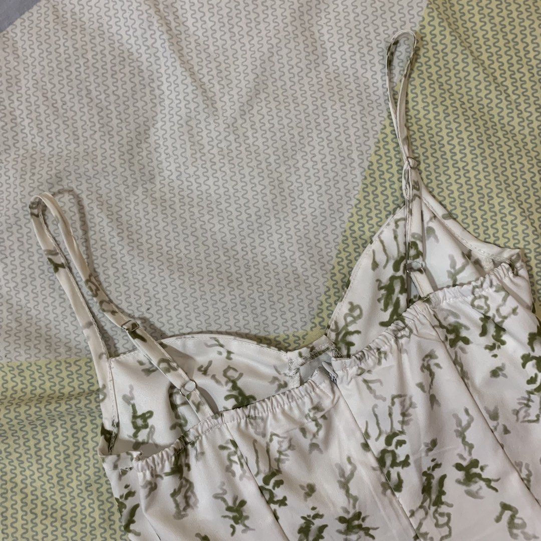 S | White & Green Bustier Dress (Category: Dresses) located in Bocaue. Submitted by ddeclutteringsalee (Listing ID 1422930393, Image 2). Description: - used thrice - adjustable straps - back zipper 🪷 pls check bio for the seller’s measurements as reference 🪷 payment is via gcash 💌 feel free to message if u have any inquiries 💌 🛍️ can do meet ups around: - crossing bocaue - olfu valenzuela - sm marilao.