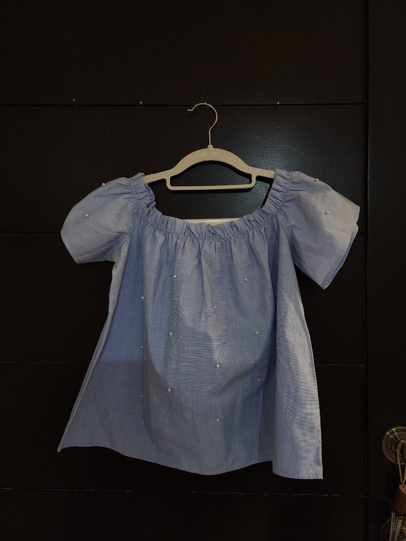 Stradivarius - Small (Category: Blouses) located in Quezon City. Submitted by declutterbcozynot (Listing ID 1423000946, Image 2). Description: stradivarius small RFS: gained weight after giving birth.