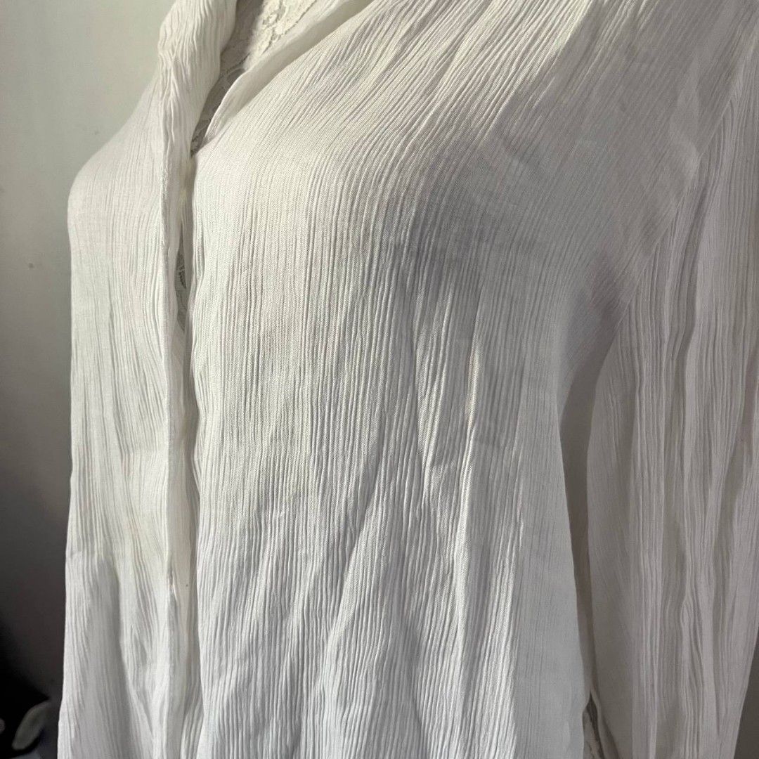 Textured White Long Sleeve Shirt (Category: Tshirts & Polo Shirts ) located in San Mateo. Submitted by prelouve (Listing ID 1423077135, Image 2). Description: White long sleeve shirt. Collared neckline, button-down closure, and textured fabric. Oversized fit. Lightweight and versatile..
