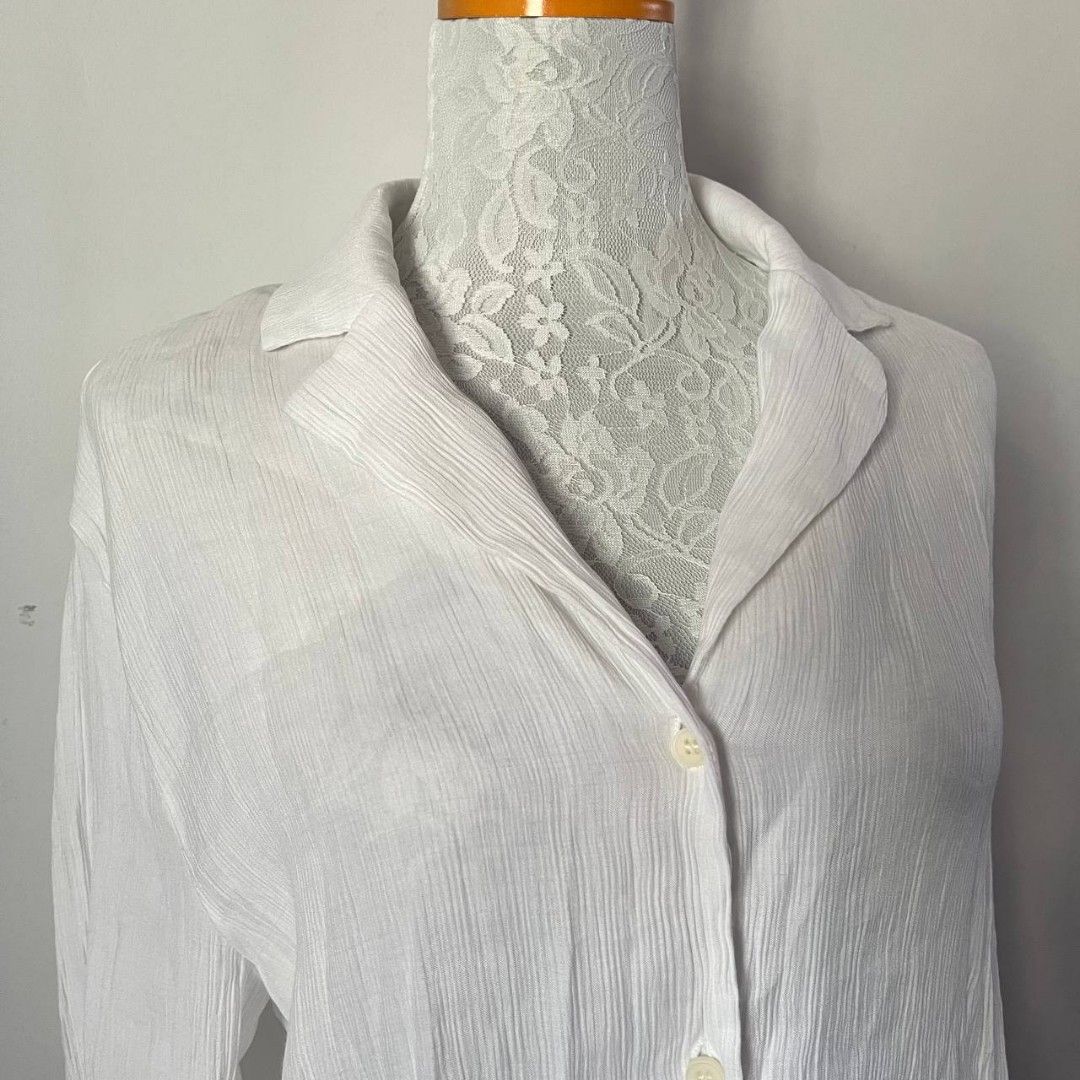 Textured White Long Sleeve Shirt (Category: Tshirts & Polo Shirts ) located in San Mateo. Submitted by prelouve (Listing ID 1423077135, Image 3). Description: White long sleeve shirt. Collared neckline, button-down closure, and textured fabric. Oversized fit. Lightweight and versatile..