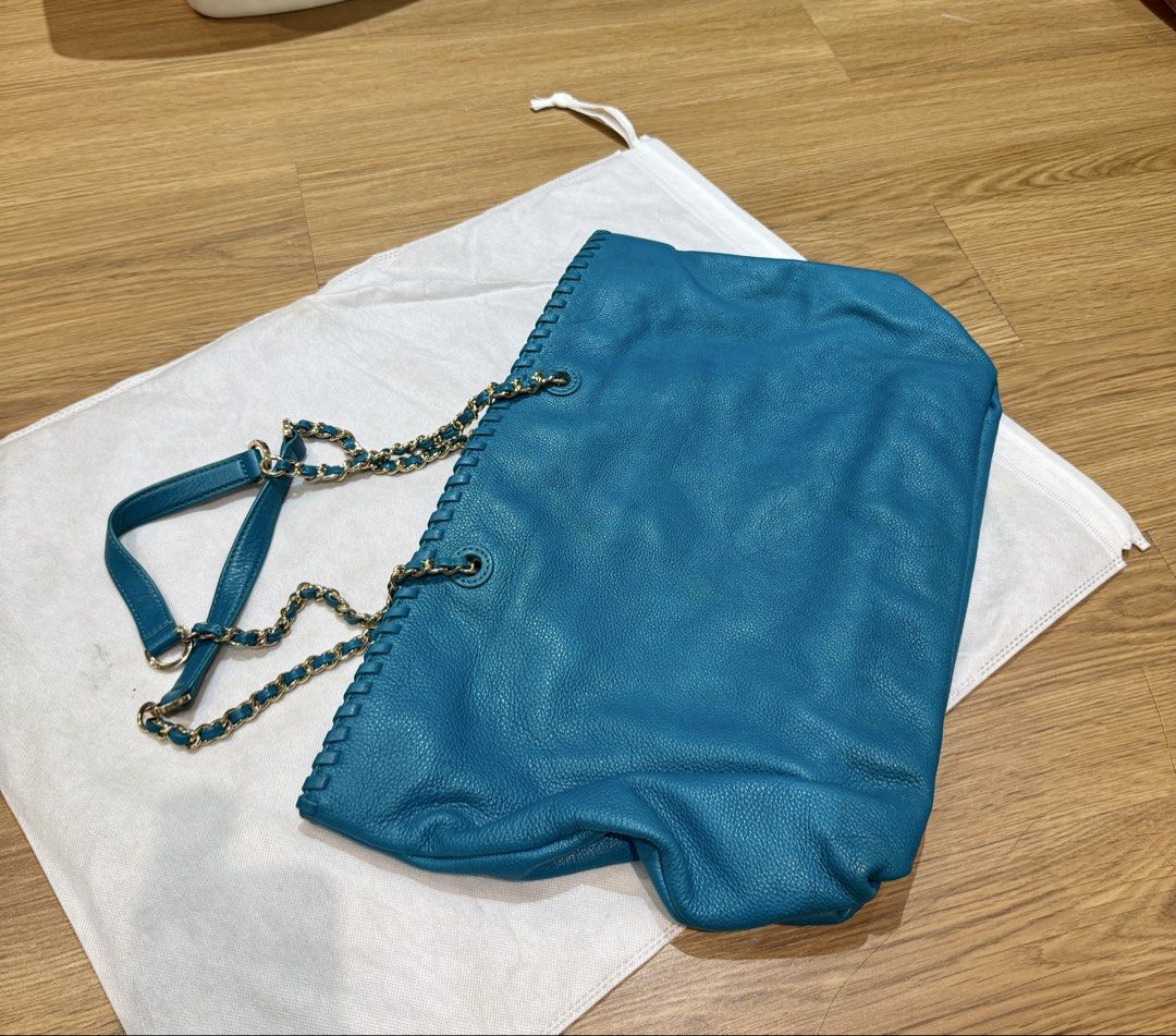 Tory Burch Blue Leather Chain Tote Bag (Category: Luxury Bags & Wallets) located in Manila. Submitted by declutterkween14 (Listing ID 1422963146, Image 2). Description: - Authentic Tory Burch tote bag - Vibrant blue color - Stylish chain strap - Spacious interior with multiple compartments - Stitched design details - Iconic Tory Burch logo on front - Branded interior lining.