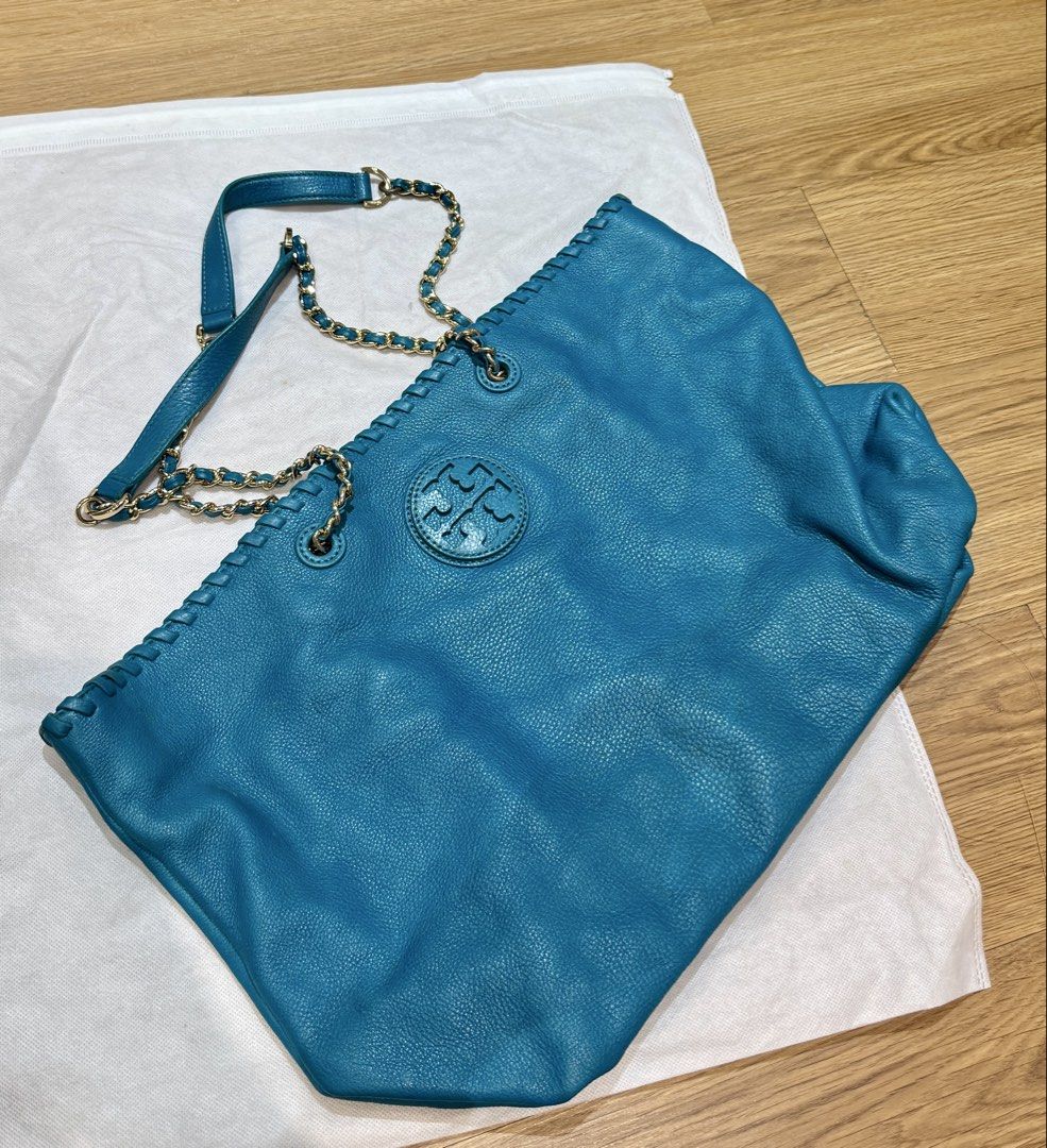 Tory Burch Blue Leather Chain Tote Bag (Category: Luxury Bags & Wallets) located in Manila. Submitted by declutterkween14 (Listing ID 1422963146, Image 1). Description: - Authentic Tory Burch tote bag - Vibrant blue color - Stylish chain strap - Spacious interior with multiple compartments - Stitched design details - Iconic Tory Burch logo on front - Branded interior lining.