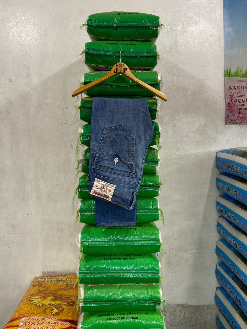 True Religion Pants (Category: Jeans) located in Baliuag. Submitted by thrift.king.ph (Listing ID 1423036313, Image 1). Description: TRUE RELIGION ZACH Jeans Lightly used 💯 Width: 34-35 (XL) Length: 40 Authentic True Religion Zach jeans. Features a classic blue wash with signature True Religion stitching on the back pockets. The jeans have a button fly and a comfortable fit. The size is 34 for the seat and 31 for the waist. Made in USA..