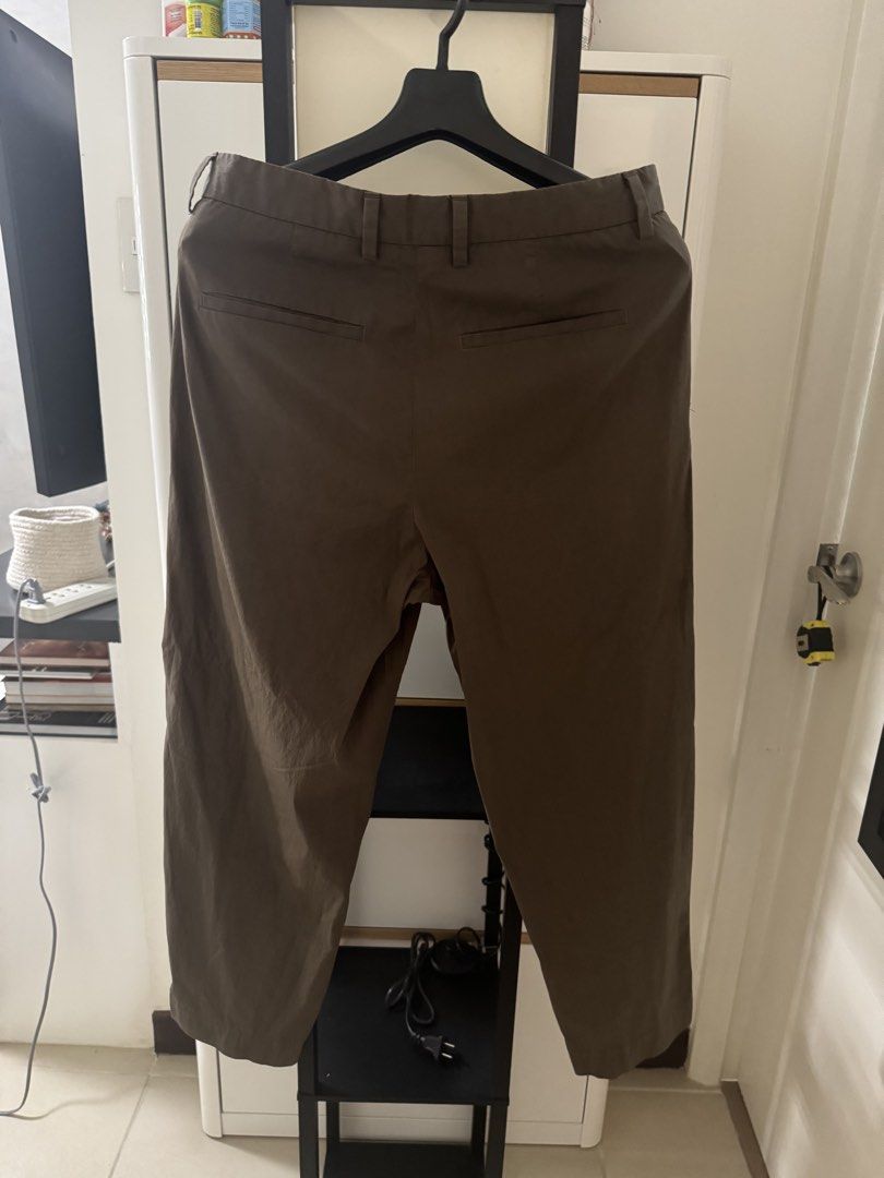 Zara Men’s Trousers, Dark Brown, size 30” (Category: Trousers) located in Pasig City. Submitted by topbrandpursuits (Listing ID 1422987842, Image 3). Description: - Zara brown trousers - Button and zipper closure - Two front and two back pockets - Solid brown color - Made in Morocco - Size: EUR 38, USA 30, MEX 30.