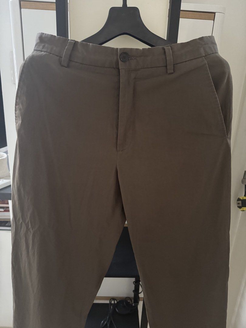 Zara Men’s Trousers, Dark Brown, size 30” (Category: Trousers) located in Pasig City. Submitted by topbrandpursuits (Listing ID 1422987842, Image 2). Description: - Zara brown trousers - Button and zipper closure - Two front and two back pockets - Solid brown color - Made in Morocco - Size: EUR 38, USA 30, MEX 30.