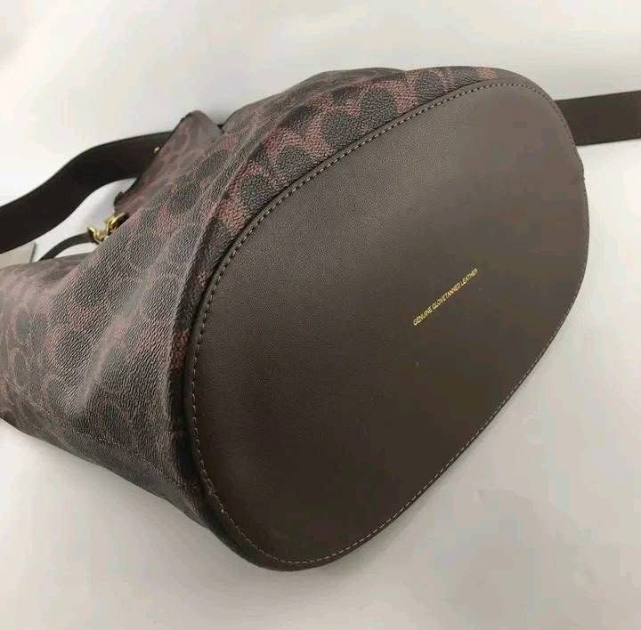 ☘️ CCH Bleeker Bucket Bag Large (Category: Luxury Bags & Wallets) located in Manila. Submitted by vera.prudence (Listing ID 1423086502, Image 3). Description: ☘️ CCH Bleeker Bucket Bag Large 27cm (L) x 30cm (H) x 12cm (W) P2,200 Actual Photo Plus SF.