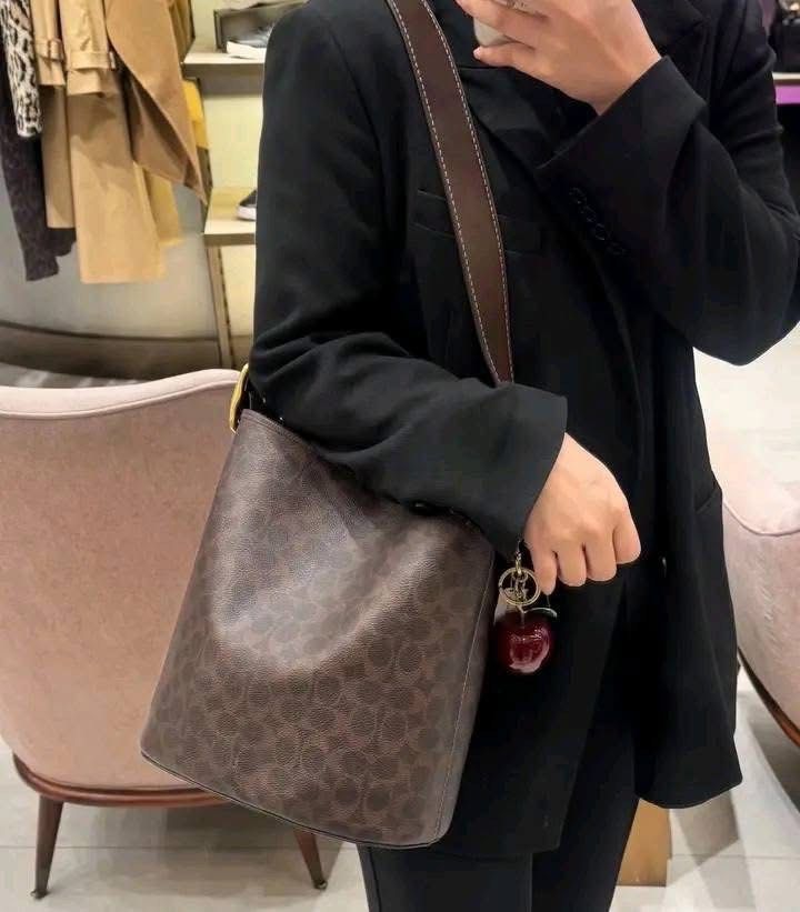☘️ CCH Bleeker Bucket Bag Large (Category: Luxury Bags & Wallets) located in Manila. Submitted by vera.prudence (Listing ID 1423086502, Image 1). Description: ☘️ CCH Bleeker Bucket Bag Large 27cm (L) x 30cm (H) x 12cm (W) P2,200 Actual Photo Plus SF.