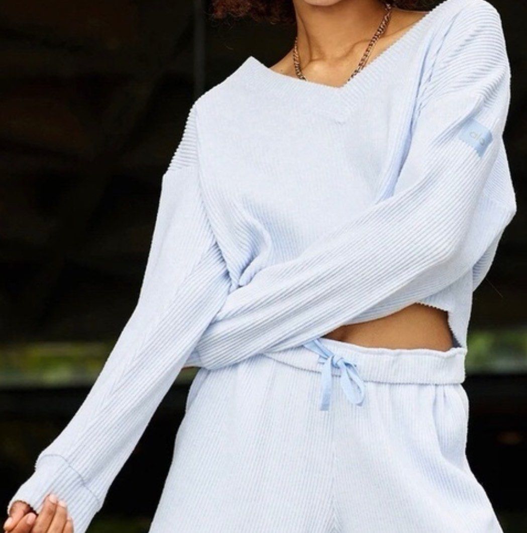 Alo Yoga muse ribbed crop pullover knit sky blue heather sweater (Category: Activewear) located in Manila. Submitted by Zthriftclothes (Listing ID 1423200431, Image 2). Description: 21.5W 18.5L.