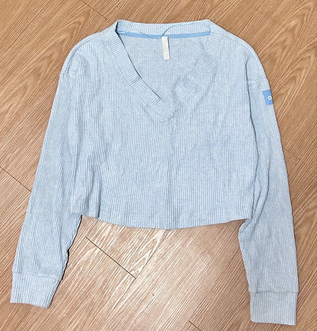 Alo Yoga muse ribbed crop pullover knit sky blue heather sweater (Category: Activewear) located in Manila. Submitted by Zthriftclothes (Listing ID 1423200431, Image 1). Description: 21.5W 18.5L.