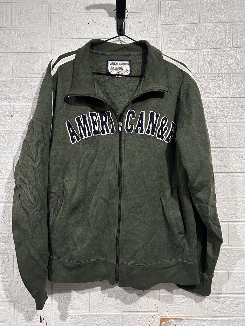 American and Feeling Athletic Dept Jacket (Category: Coats, Jackets and Outerwear) located in Candelaria. Submitted by eyyj_ (Listing ID 1423214750, Image 3). Description: Size: L / XL Dimes: L26 W22 Color: Olive green .