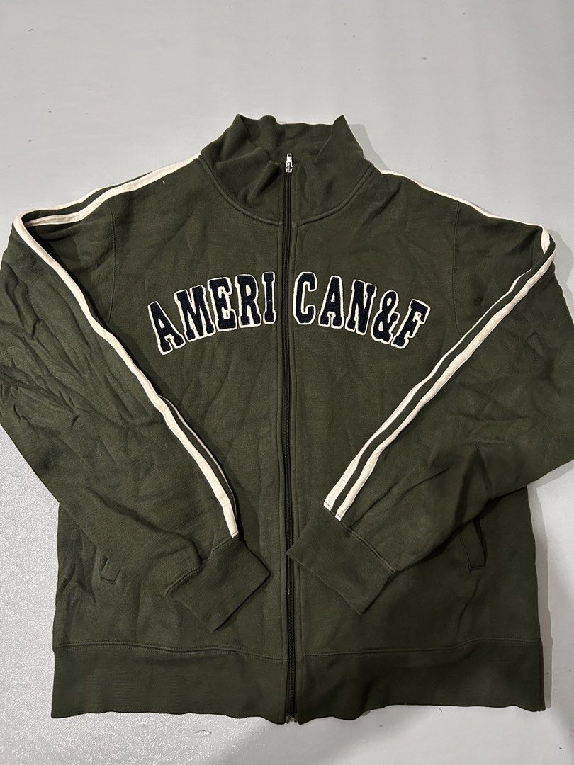 American and Feeling Athletic Dept Jacket (Category: Coats, Jackets and Outerwear) located in Candelaria. Submitted by eyyj_ (Listing ID 1423214750, Image 1). Description: Size: L / XL Dimes: L26 W22 Color: Olive green .
