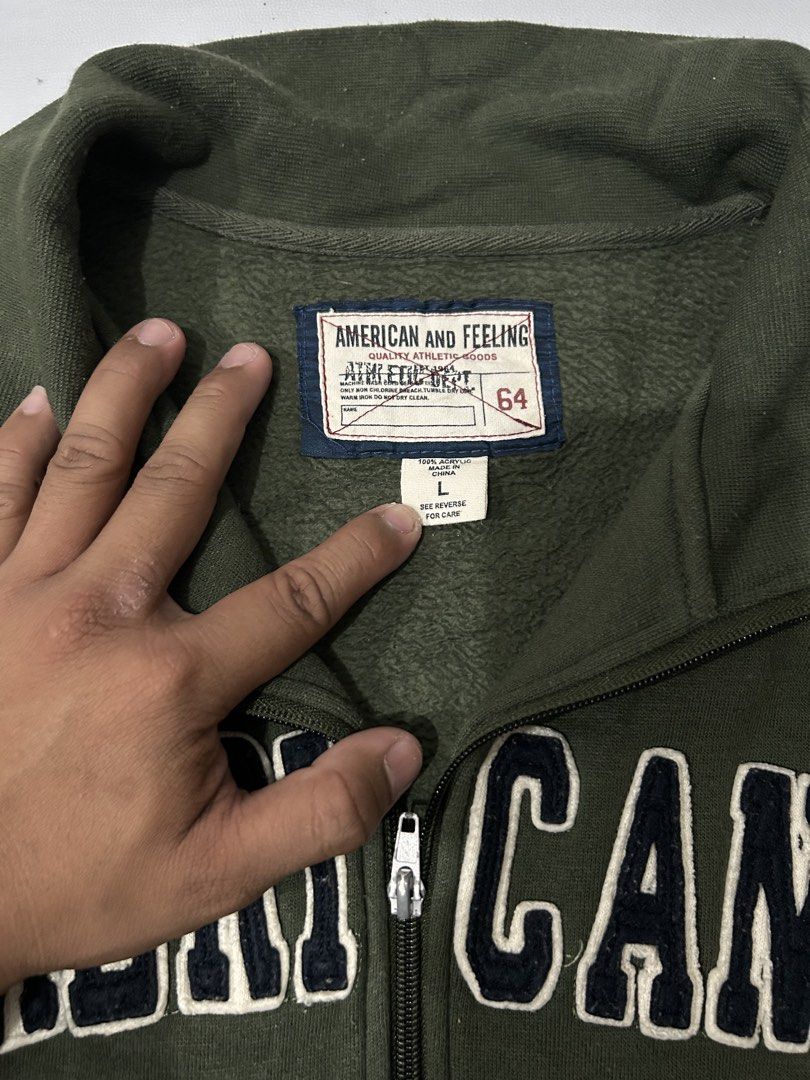 American and Feeling Athletic Dept Jacket (Category: Coats, Jackets and Outerwear) located in Candelaria. Submitted by eyyj_ (Listing ID 1423214750, Image 2). Description: Size: L / XL Dimes: L26 W22 Color: Olive green .