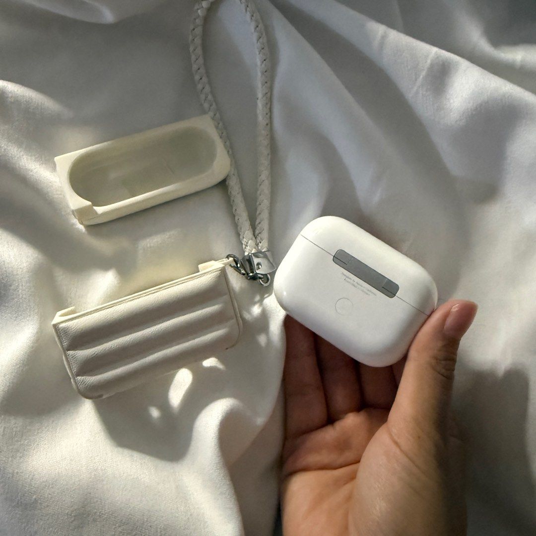Apple AirPods Pro with Case and Strap (Category: Earphones) located in San Pedro. Submitted by chelseajaydeleon7 (Listing ID 1423140206, Image 3). Description: Airpods Pro 2 Case original case only ❗️ this is compatible with original left and right buds rfs: lost my left and right buds, bought the new pro 3. .