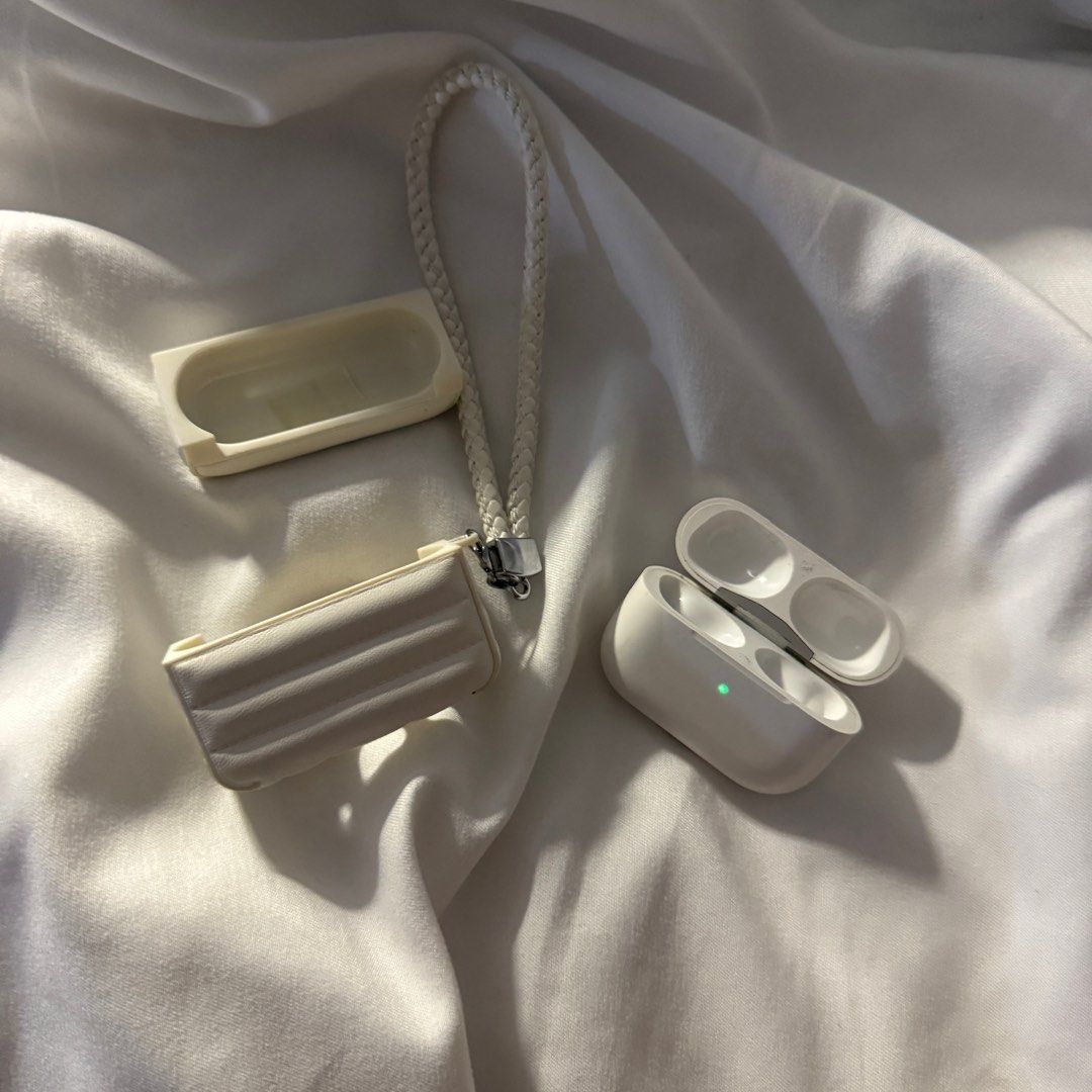 Apple AirPods Pro with Case and Strap (Category: Earphones) located in San Pedro. Submitted by chelseajaydeleon7 (Listing ID 1423140206, Image 2). Description: Airpods Pro 2 Case original case only ❗️ this is compatible with original left and right buds rfs: lost my left and right buds, bought the new pro 3. .
