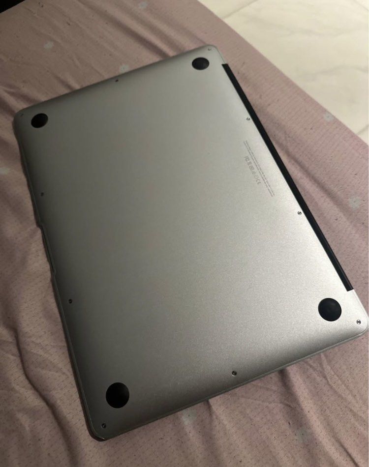 Apple Macbook Air (Category: Laptops & Notebooks) located in Manila. Submitted by micahozawa58156 (Listing ID 1423087877, Image 3). Description: Rush paunahan nalang MacBook air 2015 intel i5 My ms word na naka install Honest issue Small dents lang 9k.