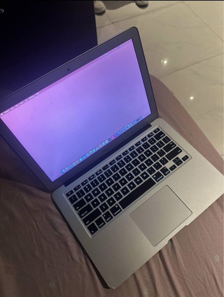 Apple Macbook Air (Category: Laptops & Notebooks) located in Manila. Submitted by micahozawa58156 (Listing ID 1423087877, Image 2). Description: Rush paunahan nalang MacBook air 2015 intel i5 My ms word na naka install Honest issue Small dents lang 9k.