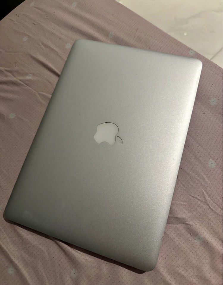 Apple Macbook Air (Category: Laptops & Notebooks) located in Manila. Submitted by micahozawa58156 (Listing ID 1423087877, Image 1). Description: Rush paunahan nalang MacBook air 2015 intel i5 My ms word na naka install Honest issue Small dents lang 9k.